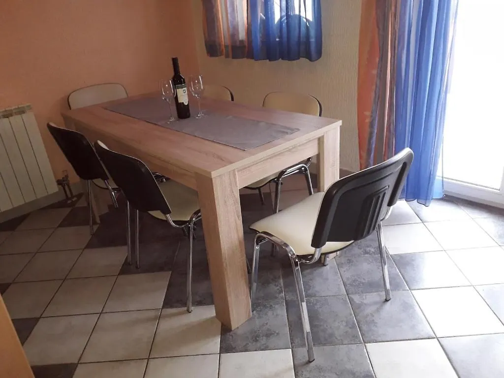 Apartment 696-5 For 6 + 4 Pers. In Lopar Chorvatsko